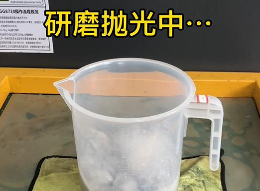 正在紫銅片拋光去氧化層